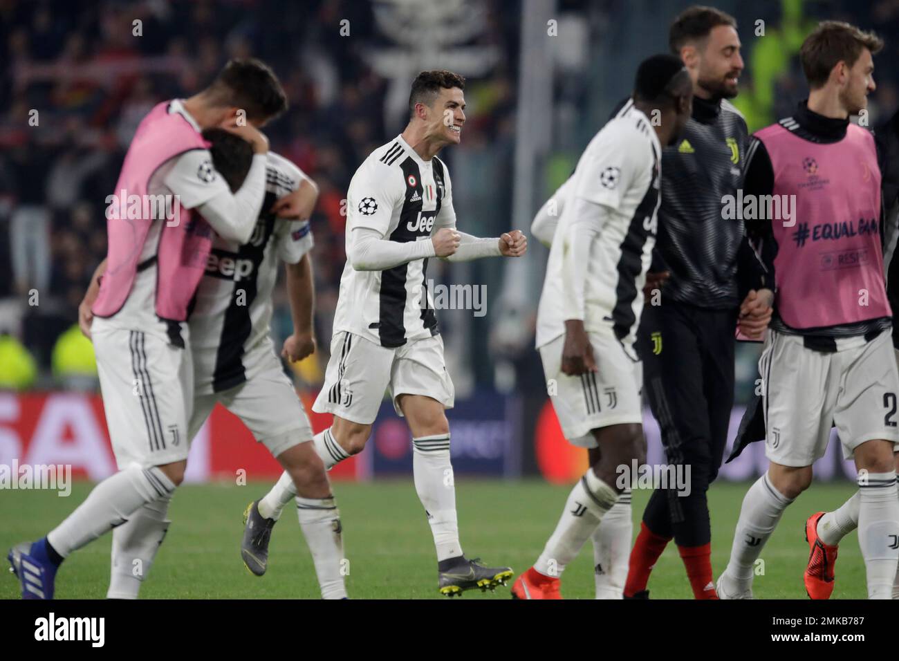 Juventus' Cristiano Ronaldo, centre, celebrates with team mates at the end of the Champions League round of 16, 2nd leg, soccer match between Juventus and Atletico Madrid at the Allianz stadium in Turin, Italy, Tuesday, March 12, 2019. (AP Photo/Luca Bruno) Banque D'Images