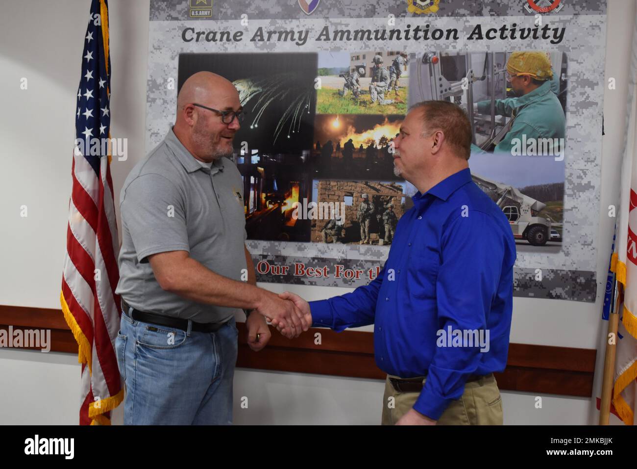 Jay Carr, adjoint au commandant du Commandement des munitions interarmées, a récemment reconnu plusieurs membres de l'effectif de l'Armée de la grue. Les employés ont été reconnus pour leurs réalisations et leurs contributions dans leurs efforts visant à aider l'ACAA à continuer de soutenir l'armée américaine et ses combattants. Banque D'Images