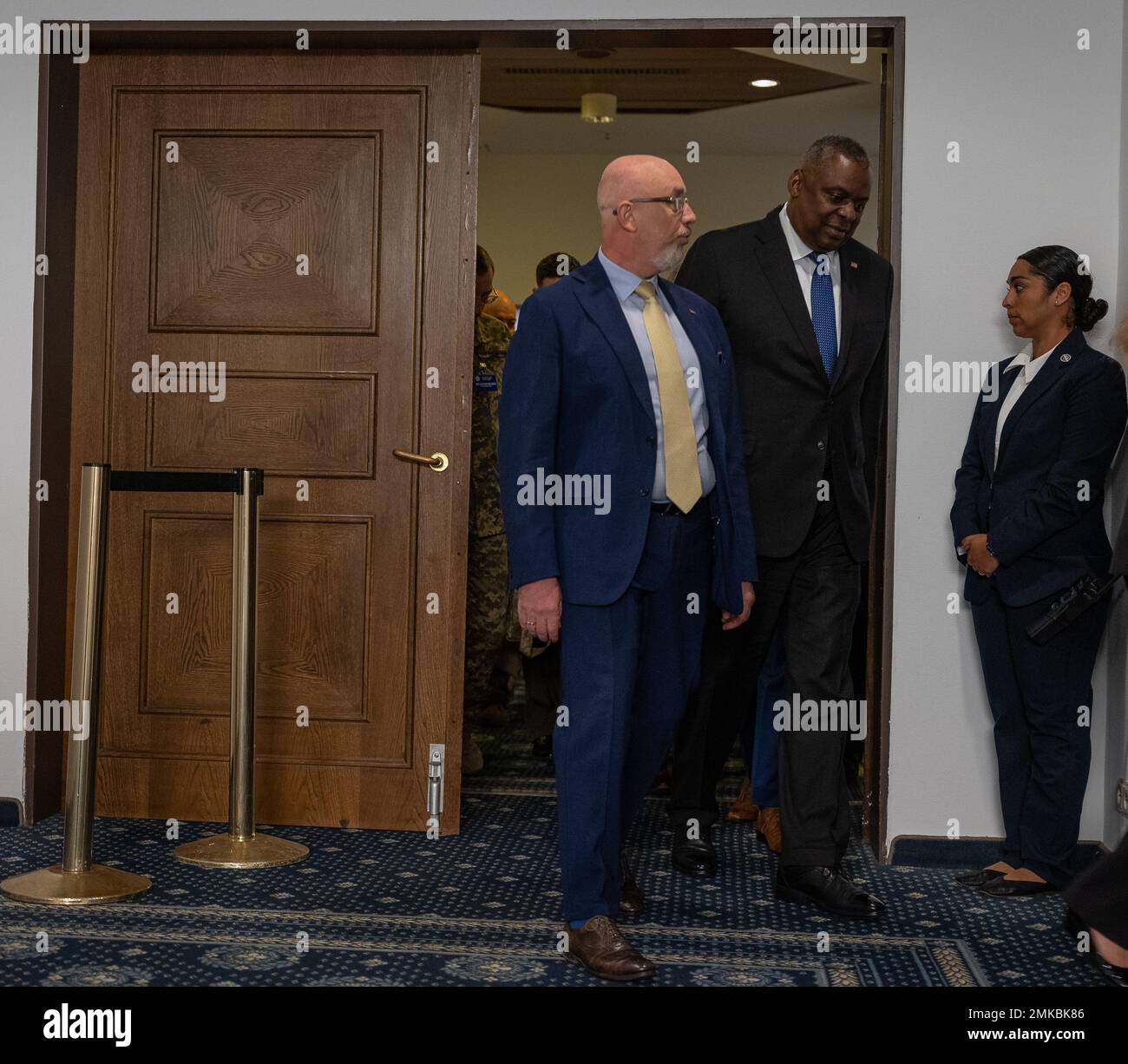 Le secrétaire à la Défense, Lloyd J. Austin lll, et le ministre ukrainien de la Défense, Oleksii Reznikov, sont escortés à la cinquième réunion du Groupe de contact ukrainien sur la défense à la base aérienne de Ramstein, en Allemagne, le 8 septembre 2022. M. Austin a rencontré ses homologues de l'OTAN et plus de 40 autres nations pour discuter des besoins actuels et futurs de l'Ukraine en matière de défense. Les États-Unis s'engagent à soutenir l'Ukraine afin de dissuader et de se défendre contre une agression supplémentaire et de construire un pays démocratique, indépendant, souverain et prospère. C'est la deuxième fois que l'UDCG se tient à Ramstein. Banque D'Images
