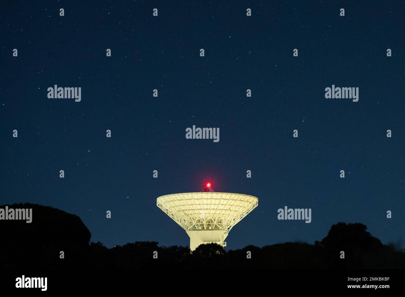 Avila, Espagne. 28th janvier 2023. Vue de l'antenne de la station spatiale de l'Agence spatiale européenne (ESA), située à la station Cebreros, Avila. L'antenne Cebreros, de 35 mètres de diamètre, a la capacité de communiquer avec des engins spatiaux destinés à d'autres planètes ou dans des orbites très éloignées. Credit: Marcos del Mazo/Alay Live News Banque D'Images