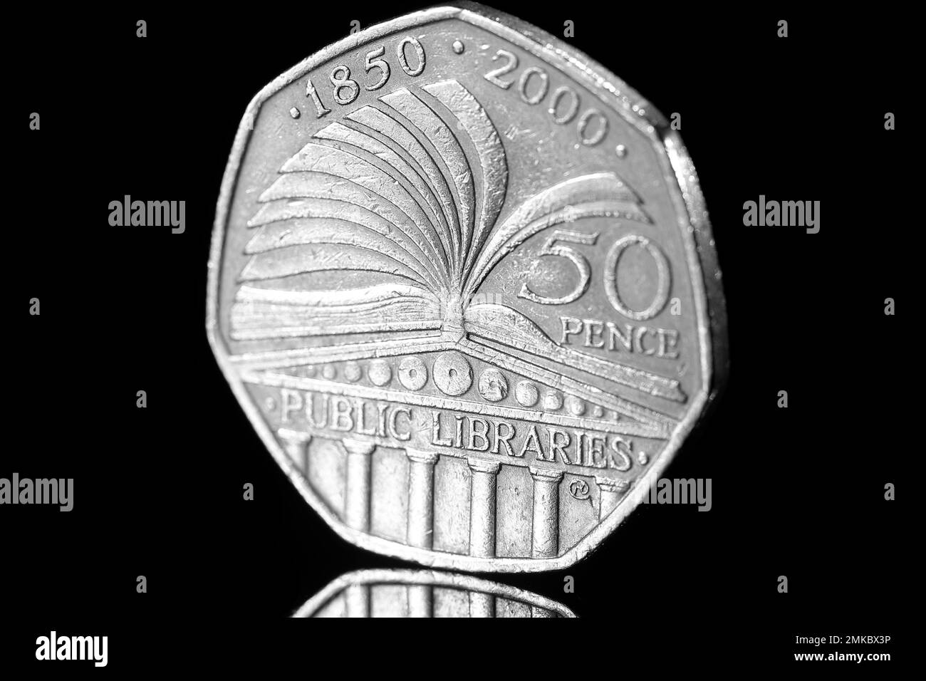 Pièce de l'année 2000 50p commémorant 150 ans de la Bibliothèque publique Banque D'Images
