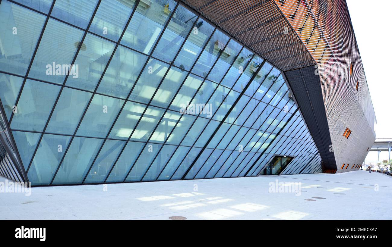 Résumé de la façade en verre d'un bâtiment moderne recouvert de verre réfléchissant. Architecture arrière-plan abstrait. Paroi en verre Banque D'Images