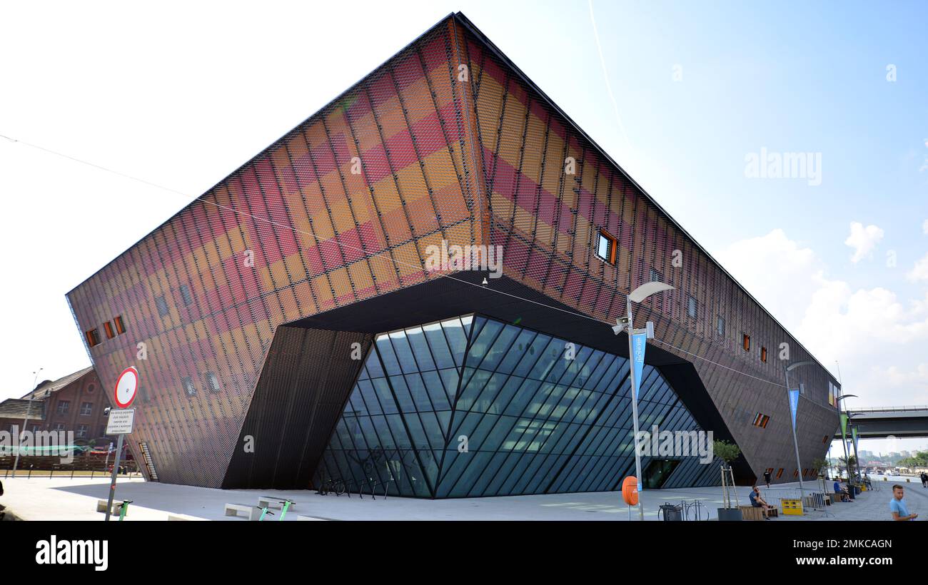 Résumé de la façade en verre d'un bâtiment moderne recouvert de verre réfléchissant. Architecture arrière-plan abstrait. Paroi en verre Banque D'Images