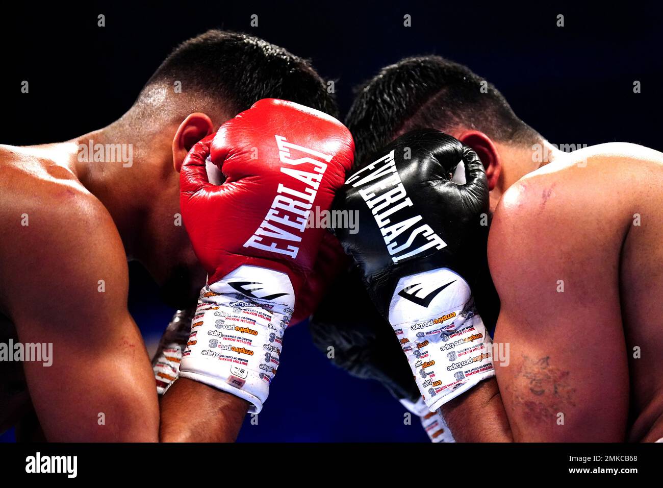 Umar Khan (à gauche) en action contre Sandeep Singh Bhatti à l'OVO Arena Wembley, Londres. Date de la photo: Samedi 28 janvier 2023. Banque D'Images