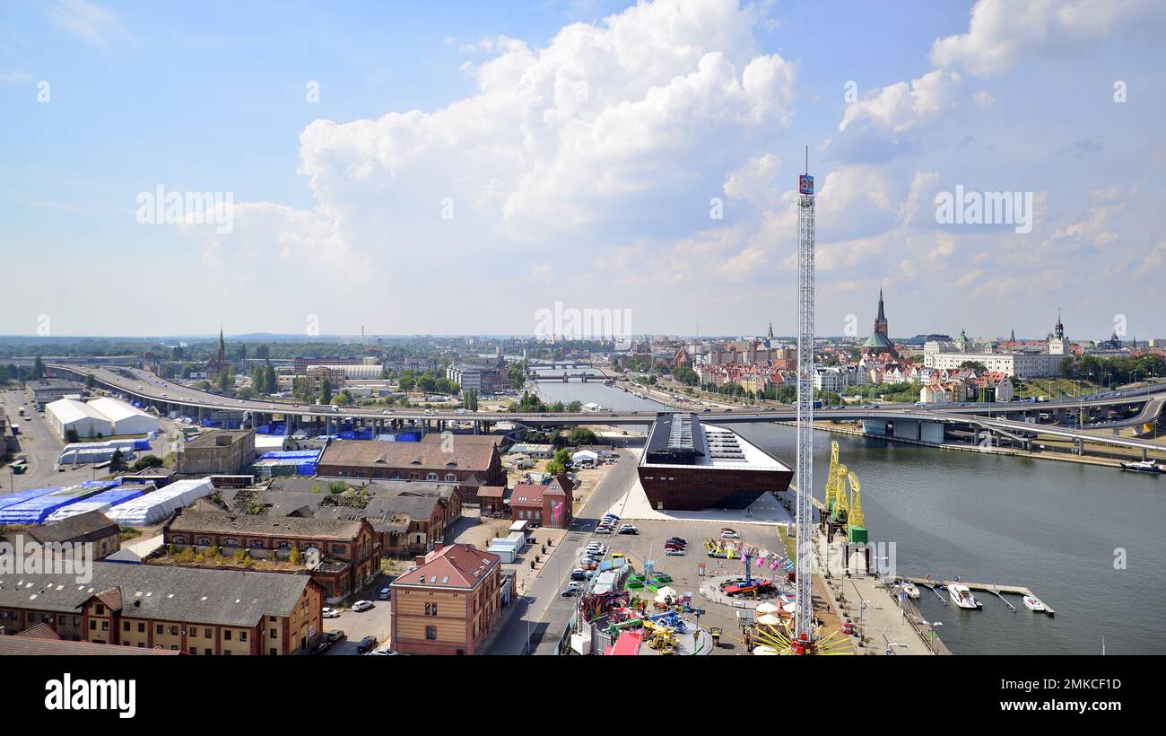 Szczecin, Pologne. 17 août 2022. Vue aérienne sur la ville de Szczecin, le port et la rive de l'Odra Banque D'Images