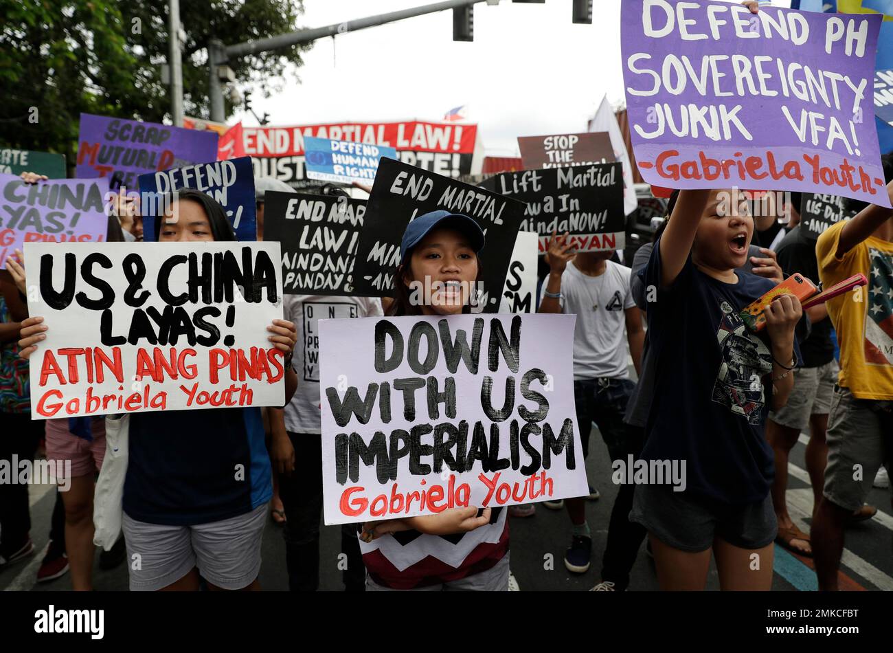 Student protesters shout slogans as they hold a protest in front of the U.S. embassy in Manila, Philippines on Tuesday, March 5, 2019. The United States is more likely to be involved in a "shooting war" in the disputed South China Sea than the Philippines but the latter would be embroiled in such a conflict just the same because of its 1951 Mutual Defense Treaty with Washington, the Philippine defense chief said Tuesday. (AP Photo/Aaron Favila) Banque D'Images
