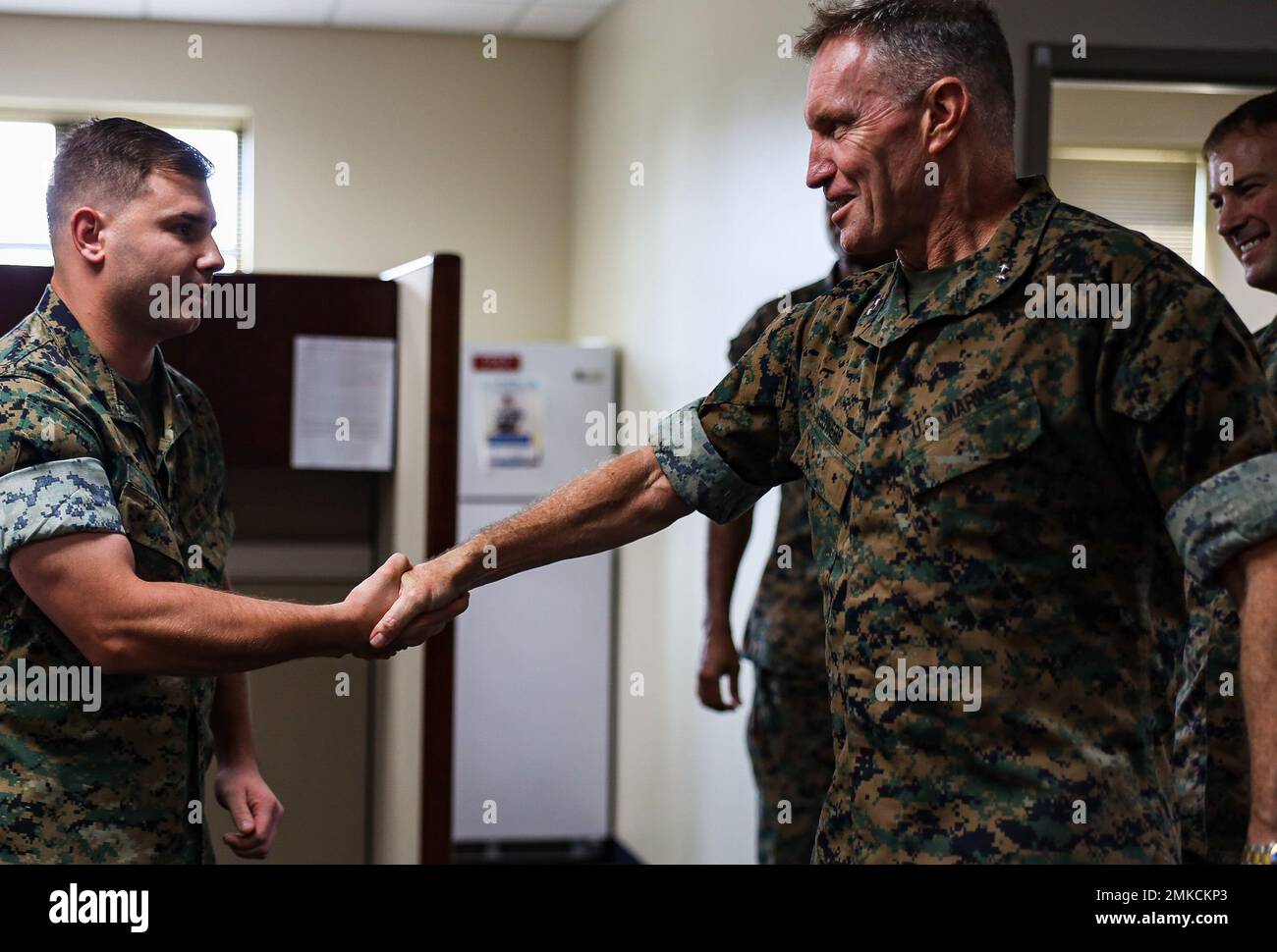 Le général de division William Bowers du corps des Marines des États-Unis, commandant du Commandement du recrutement du corps des Marines, reconnaît le Sgt. James Russell, chef de personnel au 8th Marine corps District (8MCD), base de réserve interarmées de la base aérienne navale, fort Worth (Texas), 8 sept. 2022. 8MCD ont accueilli des invités distingués au cours d'une visite sur le site prévue pour l'exercice 22. Banque D'Images