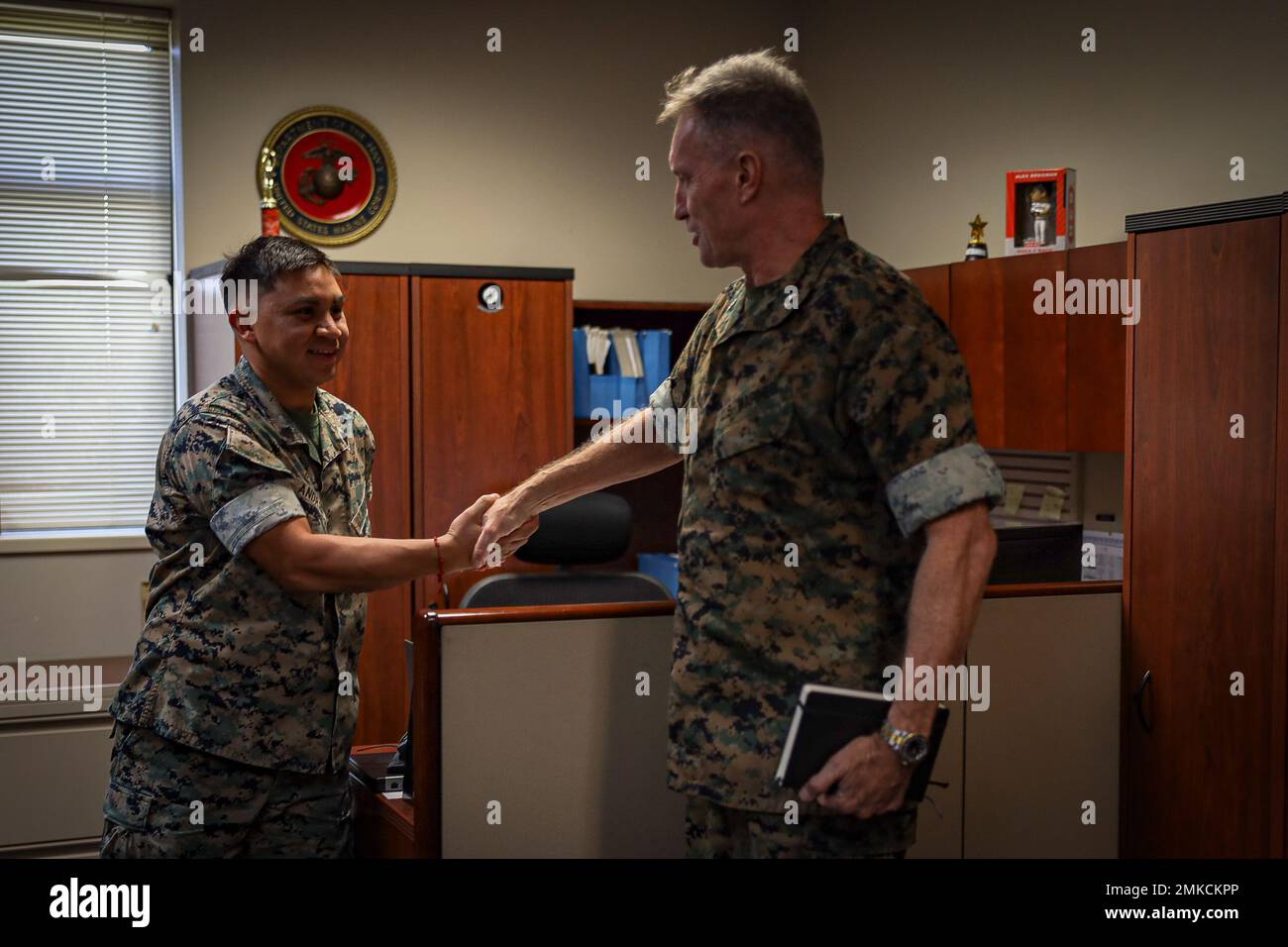 Le général de division William Bowers du corps des Marines des États-Unis, commandant du Commandement du recrutement du corps des Marines, reconnaît le Sgt. Orlando Andrade, commis aux approvisionnements au 8th Marine corps District (8MCD), base de réserve interarmées de la base aérienne navale, fort Worth (Texas), 8 sept. 2022. 8MCD ont accueilli des invités distingués au cours d'une visite sur le site prévue pour l'exercice 22. Banque D'Images