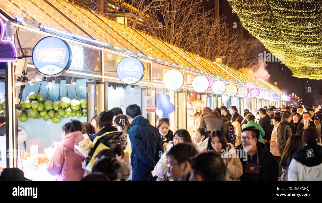 XI'AN, CHINE - le 28 JANVIER 2023 - les touristes visitent la ville qui ne dort jamais dans la dynastie Tang à Xi 'an, province de Shaanxi dans le nord-ouest de la Chine, janvier 28, Banque D'Images