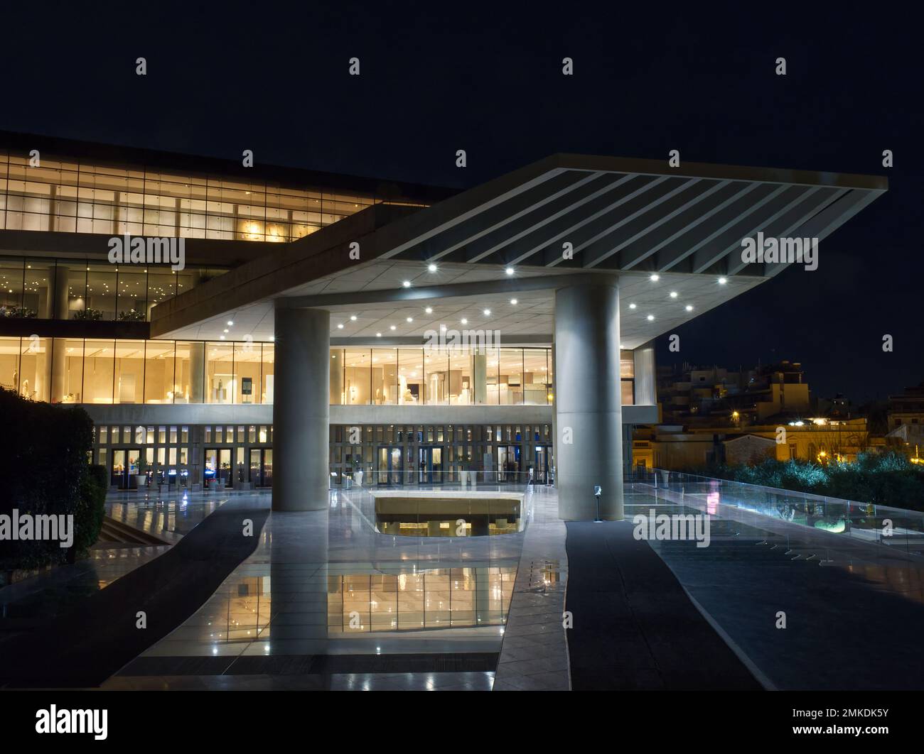 Façade du musée de l'Acropole la nuit, Athènes, Grèce Banque D'Images