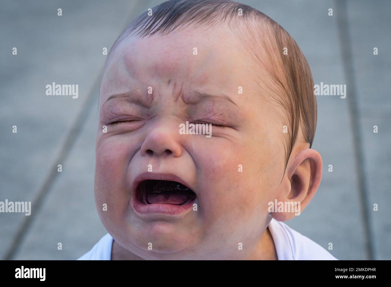 Madrid, Espagne. 28th janvier 2023. Détail d'une grande sculpture hyperréaliste d'un bébé qui pleure, faite par l'artiste Cristina Jobs, placé sur la place du Musée Reina Sofia comme une demande de réglementation du droit à l'allaitement dans les lieux publics. Credit: Marcos del Mazo/Alay Live News Banque D'Images