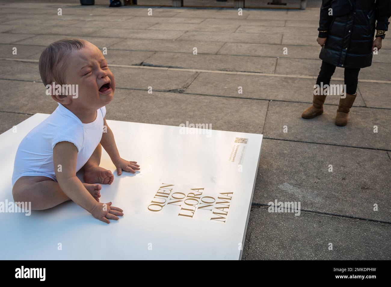 Madrid, Espagne. 28th janvier 2023. Une sculpture hyperréaliste d'un bébé qui pleure, faite par l'artiste Cristina Jobs, placée sur la place du Musée Reina Sofia comme une demande de réglementation du droit à l'allaitement dans les lieux publics. Credit: Marcos del Mazo/Alay Live News Banque D'Images