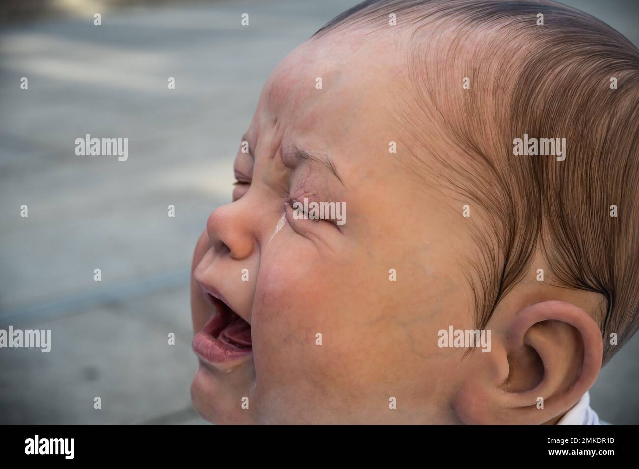 Madrid, Espagne. 28th janvier 2023. Détail d'une grande sculpture hyperréaliste d'un bébé qui pleure, faite par l'artiste Cristina Jobs, placé sur la place du Musée Reina Sofia comme une demande de réglementation du droit à l'allaitement dans les lieux publics. Credit: Marcos del Mazo/Alay Live News Banque D'Images