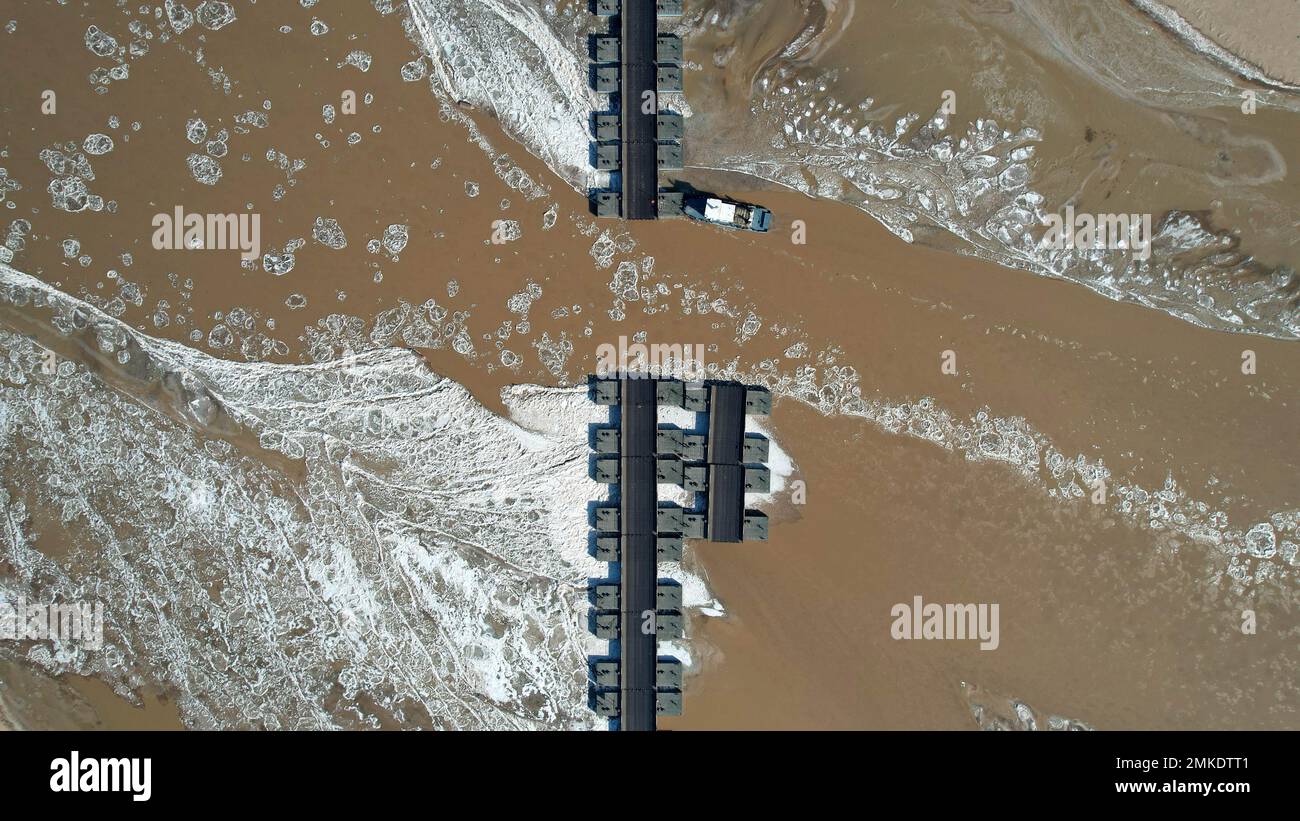 BINZHOU, CHINE - le 28 JANVIER 2023 - Un pont flottant au-dessus de la rivière jaune est démantelé à Binzhou, dans la province de Shandong, en Chine orientale, le 28 janvier 2023. Au total, 54 ponts de ponton le long de la rivière jaune dans la province de Shandong ont été retirés pour assurer un débit régulier en raison d'une vague froide. (Photo de CFOTO/Sipa USA) Banque D'Images