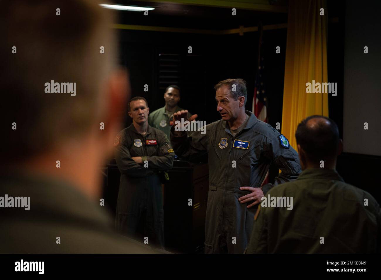 Le général de division Corey Martin de la Force aérienne des États-Unis, commandant de la Force aérienne du 18th septembre, parle avec des aviateurs affectés au 21st e Escadron de transport aérien lors d'une visite de la base aérienne de Travis, en Californie, le 8 septembre 2022. Martin et Sgt. Chad Bickley, chef de commandement de la 18th AF, a visité des unités pour rencontrer des aviateurs contribuant à la mission de mobilité. Banque D'Images