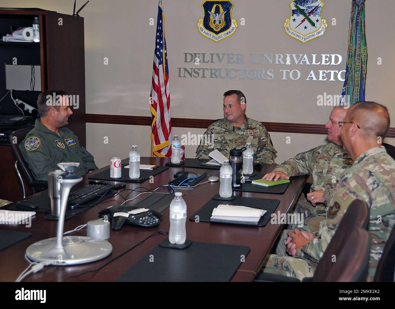 Le général de division Phillip Stewart (au centre), commandant de la Force aérienne 19th, reçoit un exposé de mission du colonel Kyle Goldstein (à gauche), commandant du groupe d’entraînement en vol 340th, lors d’une visite au groupe « Avengers » de la base interarmées San Antonio-Randolph le 8 septembre 2022. Stewart et Sgt. Justin Asticar, maître-sergent-chef de commandement 19th de l'AF, a été informé du soutien du groupe à la formation pilote spécialisée de premier cycle du Commandement de l'éducation et de la formation aérienne, à la formation pilote primaire conjointe, à la formation d'instructeur pilote, Introduction aux principes de base des chasseurs, à la formation pilote de jet interarmées Euro-OTAN, de base Banque D'Images