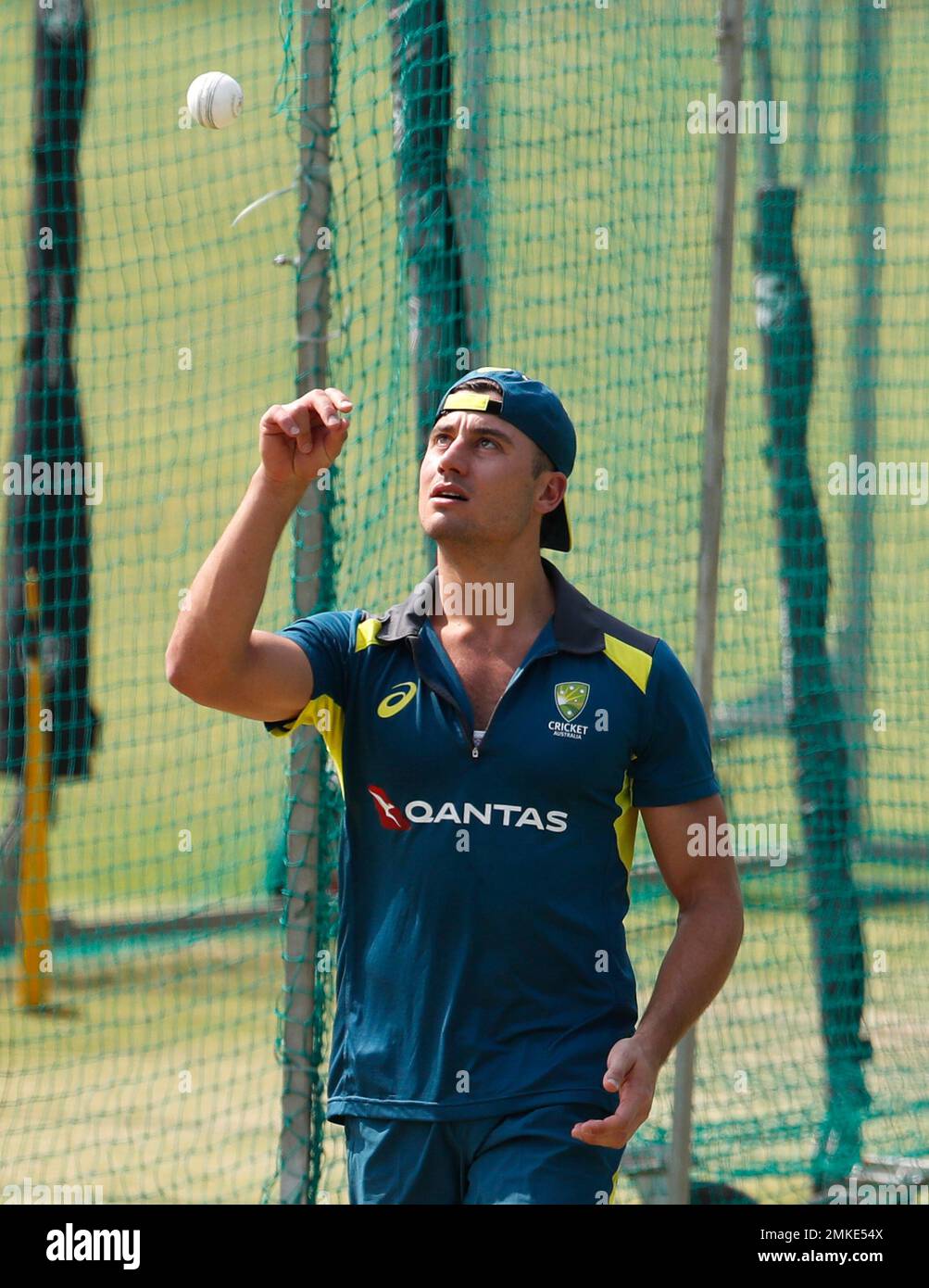Australia's Marcus Stoinis tosses the ball in air as he prepares to bowl in the nets during a training session on the eve of their second T20 international cricket match against India in Bangalore, India, Tuesday, Feb. 26, 2019. (AP Photo/Aijaz Rahi) Banque D'Images