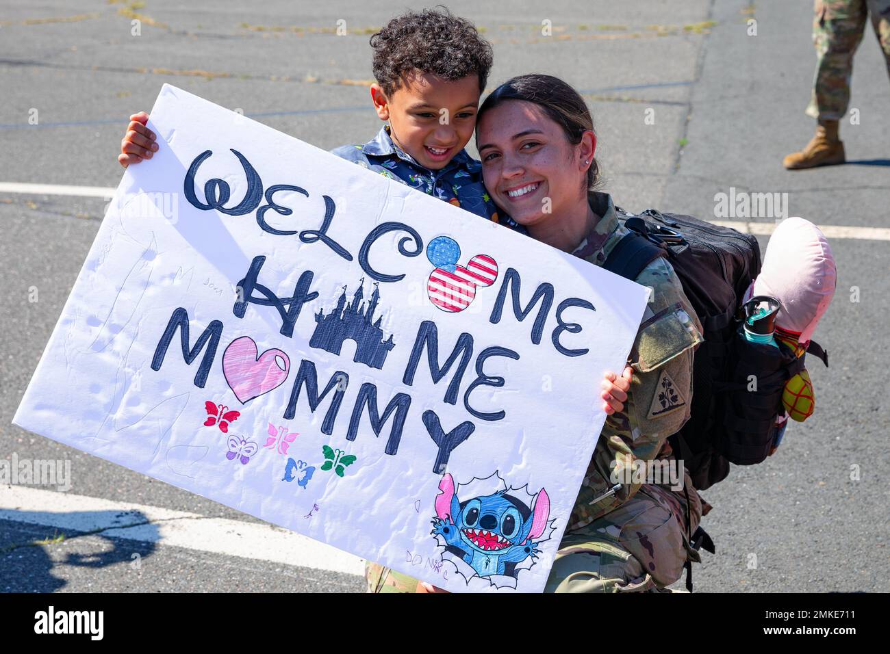 Un soldat de l'armée américaine affecté à la Area support Medical Company de 142nd, à la Garde nationale de l'armée du Connecticut, et son fils, posent pour une photo tenant un panneau de bienvenue à l'installation de soutien de l'aviation de la Garde nationale de l'armée du Connecticut à Windsor Locks, Connecticut, le 8 septembre 2022. L'ASMC de 142nd a passé les neuf derniers mois déployés en Pologne pour fournir des soins médicaux à l'appui de l'opération Atlantic Resolve. Banque D'Images