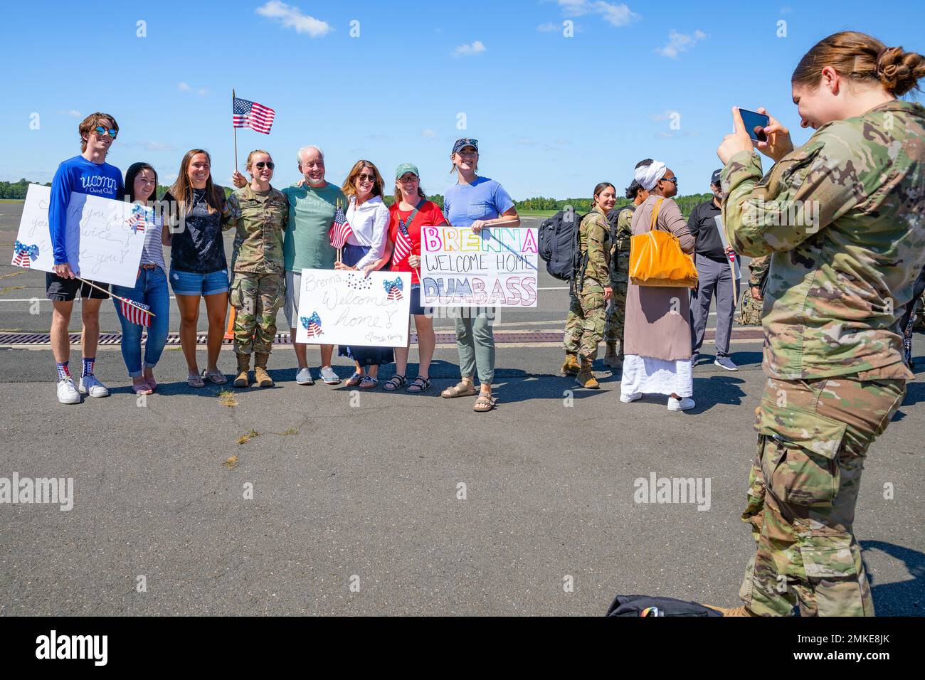 SPC de l'armée américaine. Brenna Courtney, un soldat affecté à la Area support Medical Company de 142nd, Garde nationale de l'armée du Connecticut, pose avec sa famille une photo à l'installation de soutien de l'aviation de la Garde nationale de l'armée du Connecticut, à Windsor Locks, Connecticut, le 8 septembre 2022. Les soldats de l'ASMC de 142nd ont vu de bonnes rivalités de côtes et de frères et sœurs lorsqu'ils rentrent chez eux après leur déploiement de neuf mois en Pologne pour fournir des soins médicaux à l'appui de l'opération Atlantique Solve. Banque D'Images