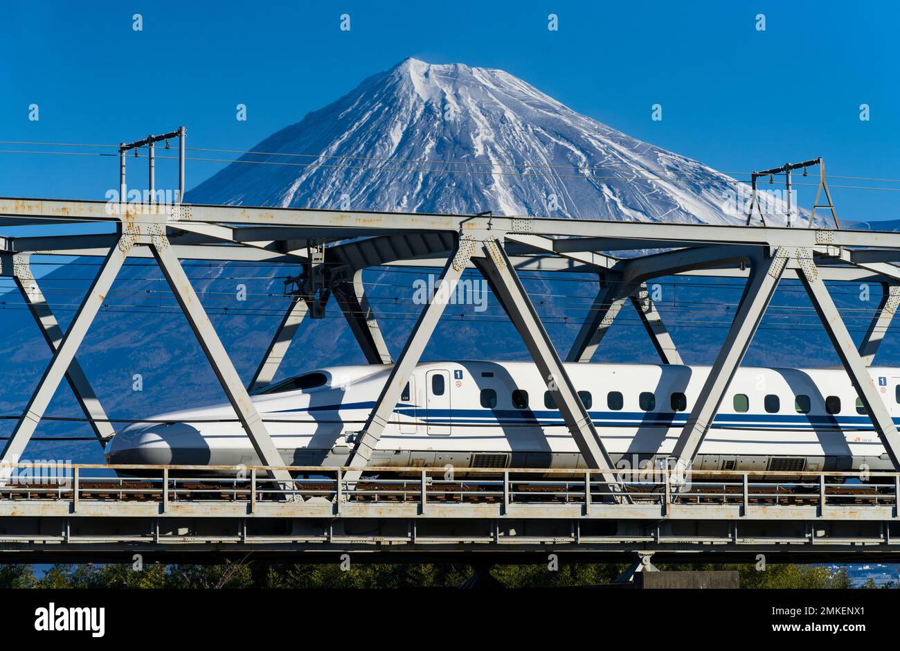 Un train JR Central N700 sur la ligne Shinkansen de Tokaido traverse un pont au-dessus du fleuve Fuji (Fujikawa) avec le Mont Fuji visible dans la préfecture de Shizuoka, Banque D'Images