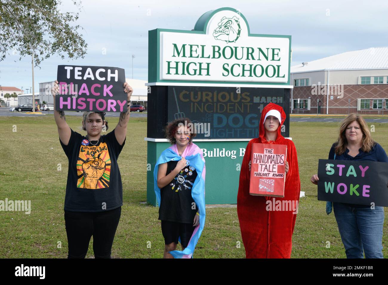 Melbourne, Comté de Brevard, Floride, États-Unis. 28 janvier 2023. Awake Brevard a organisé « Rally to Stop Book bans » en face du lycée de Melbourne. Depuis 2021, des groupes comme Mum pour la liberté, des politiciens et des membres du conseil scolaire ont déployé un effort concerté pour retirer des livres de nos écoles publiques de Brevard. Il y a eu 47 livres qui ont été contestés ou retirés. Actuellement, tout livre contesté peut être retiré par le personnel sans examen par le conseil scolaire. Nous croyons que c'est inacceptable! Crédit : Julian Leek/Alay Live News Banque D'Images