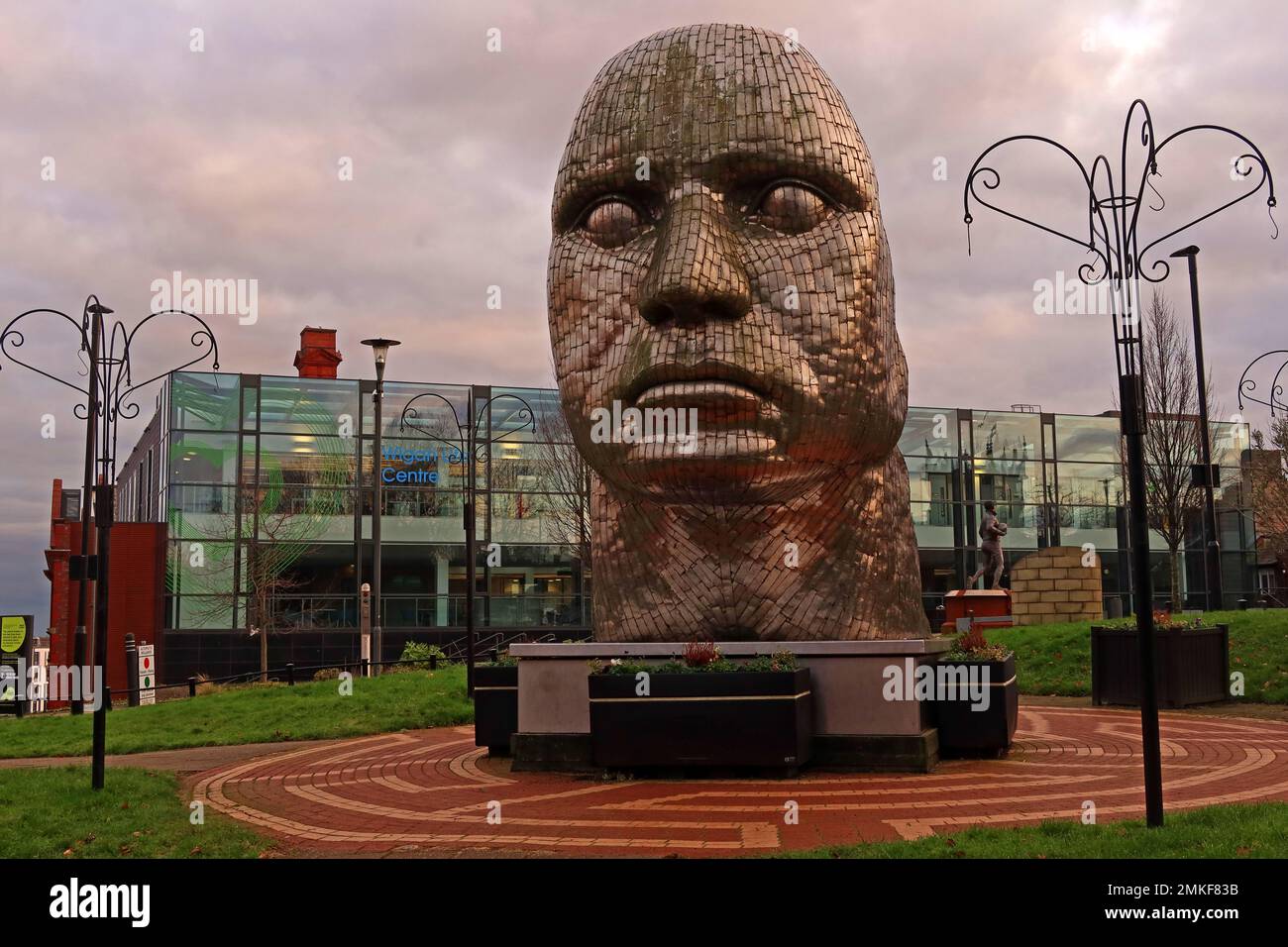 Le visage de la statue de Wigan par Rick Kirby, dans Believe Square, le Wiend, le centre-ville de Wigan, Lancs, ANGLETERRE, ROYAUME-UNI, WN1 1PF Banque D'Images