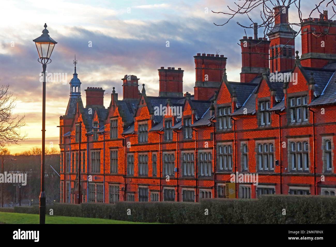 Coucher de soleil en soirée derrière l'ancien tribunal de comté et le bureau des recettes intérieures 1887, les anciens tribunaux, Crawford Street, Wigan, Lancashire, ANGLETERRE, ROYAUME-UNI, WN1 1NA Banque D'Images