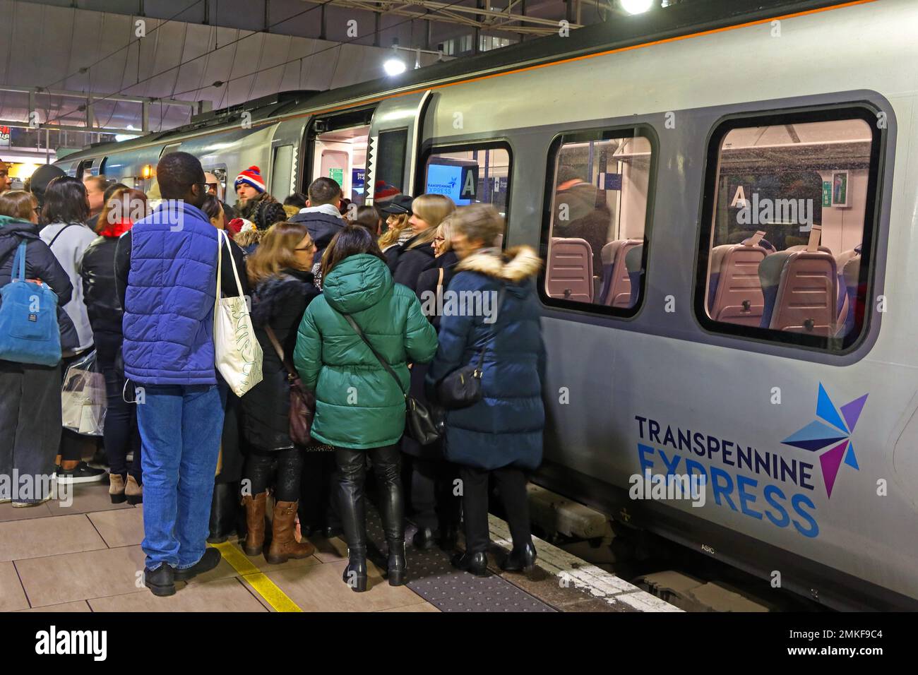 Files d'attente pour monter à bord d'un train Transfennine Express bondé, avec des wagons insuffisants Banque D'Images