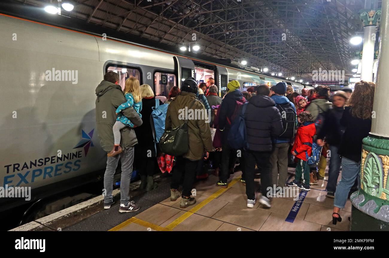 Files d'attente pour monter à bord d'un train Transfennine Express bondé, avec des wagons insuffisants Banque D'Images