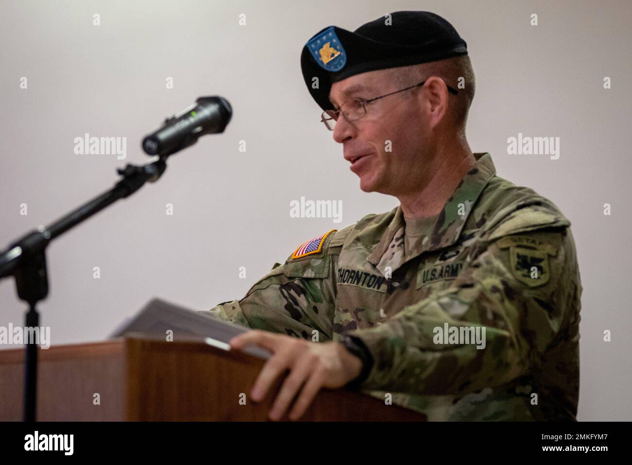 Incoming Intelligence & Sustainment Company Premier sergent 1st Sgt. Curtis N. Thornton s'adresse aux soldats dans le cadre de son premier discours officiel lors d'une cérémonie de changement de responsabilité sur Caserma Del DIN, Vicenza, Italie 9 septembre 2022. La cérémonie de changement de responsabilité a représenté le passage officiel de l'autorité du premier sergent sortant de I&S Company, 1st Sgt. Denise J. Lewis, au 1st Sgt. Curtis N. Thornton. Les premiers sergents sont les membres principaux inscrits d'une entreprise et sont responsables de la formation, de l'administration, du développement professionnel, de la responsabilité du personnel, de la sécurité, mora Banque D'Images