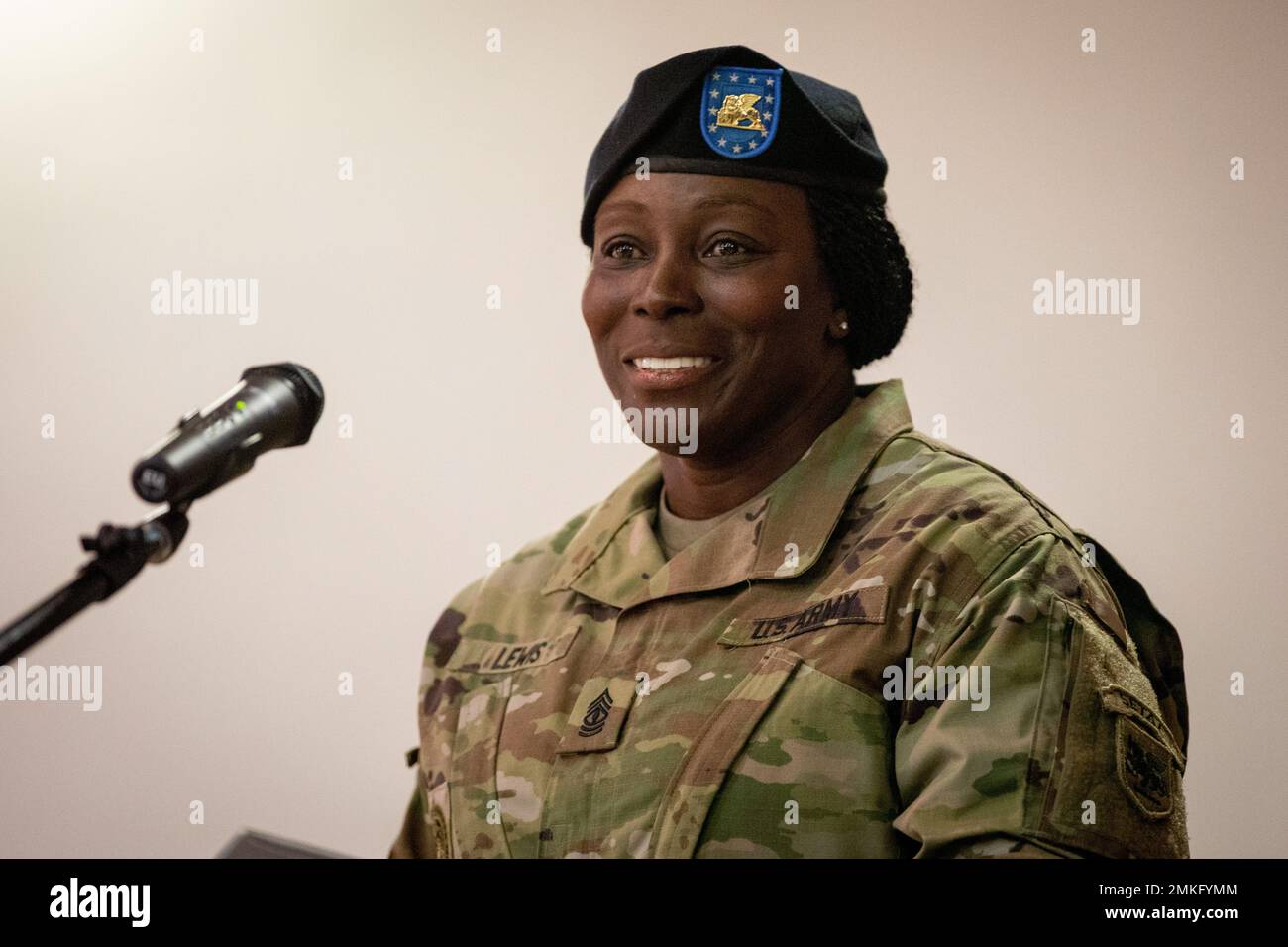 1st Sgt. Denise J. Lewis, le premier sergent sortant de la compagnie d'intelligence et de soutien, s'adresse à ses soldats dans le cadre de ses remarques d'adieu lors d'une cérémonie de changement de responsabilité sur Caserma Del DIN, Vicenza, Italie 9 septembre 2022. La cérémonie de changement de responsabilité a représenté le passage officiel de l'autorité du premier sergent sortant de I&S Company, 1st Sgt. Denise J. Lewis au 1st Sgt. Curtis N. Thornton. Banque D'Images