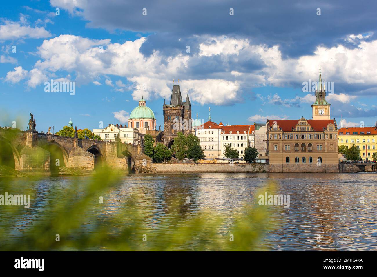 Prague, République Tchèque, Pont Charles traversant la Vltava sur laquelle le navire navigue Banque D'Images