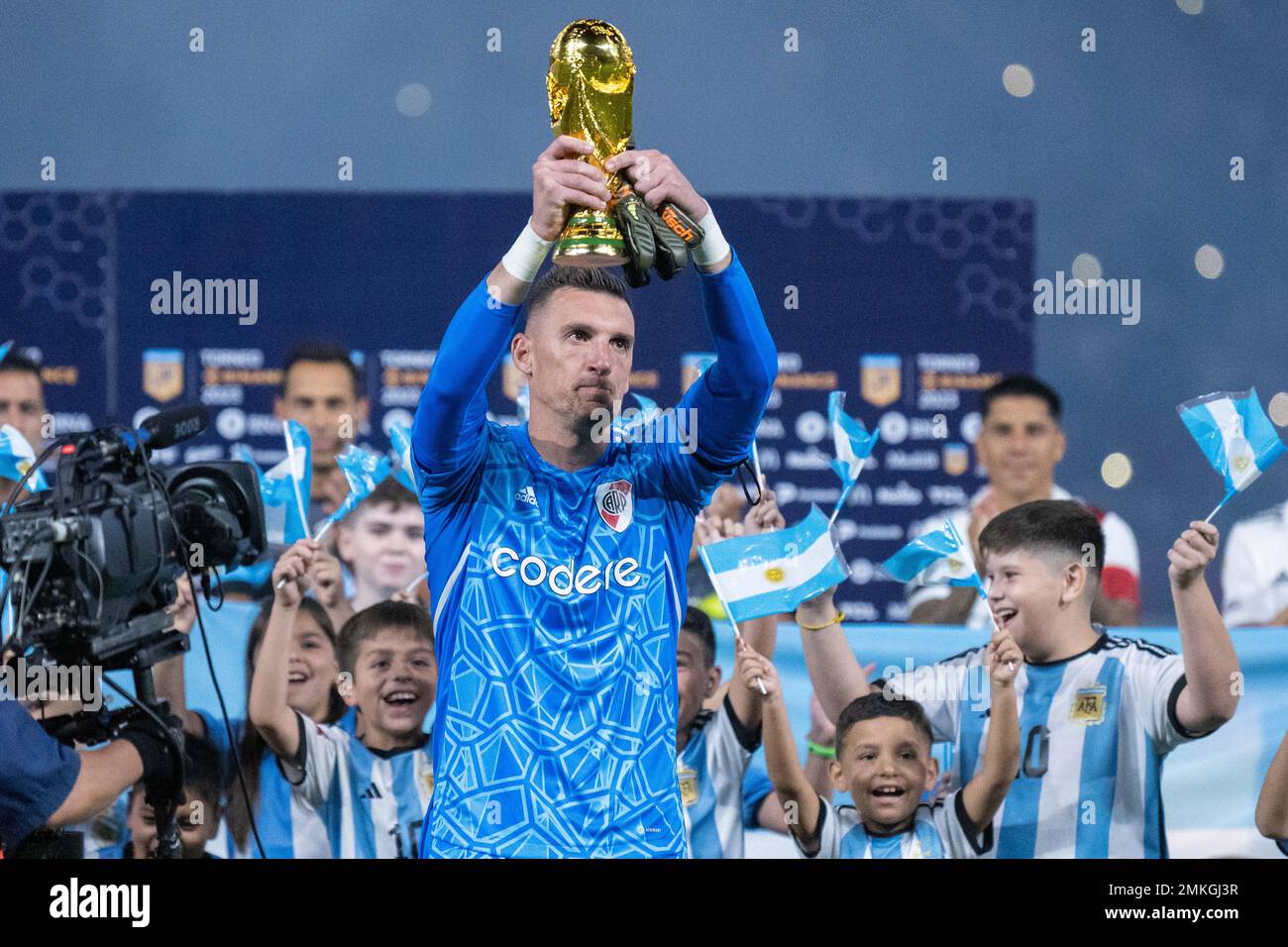 SANTIAGO DEL ESTERO, ARGENTINE, 28 JANVIER 2023 : Franco Armani de River plate avec trophée de la coupe du monde de la FIFA, remis aux fans avant le Torneo Binance 2023 de la Ligue Argentine du match professionnel entre Central Cordoba et River plate au stade Único Madre de Ciudades à Santiago del Estero, en Argentine, le 28 janvier 2023. Photo par SSSI Credit: Sebo47/Alay Live News Banque D'Images