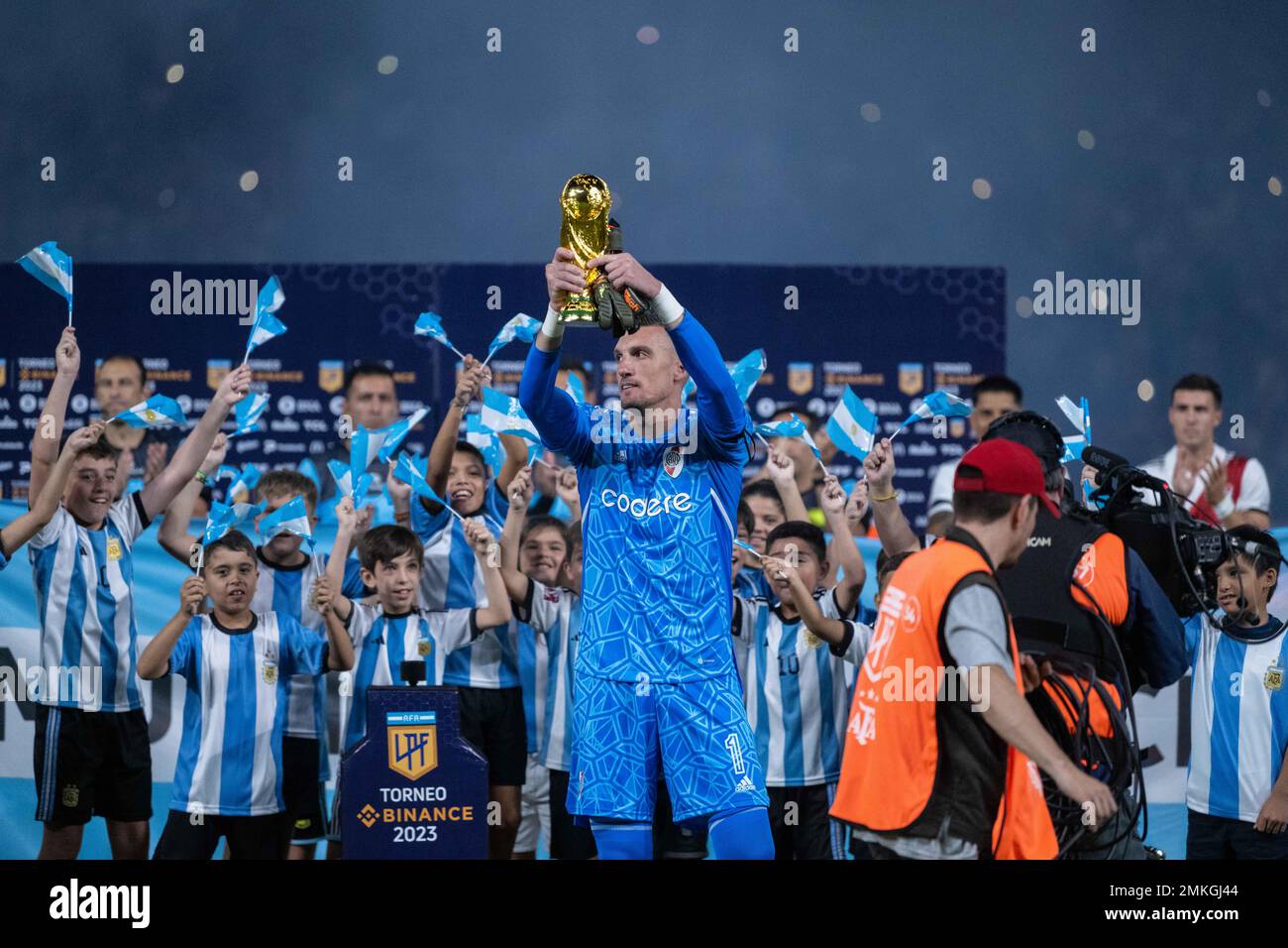 SANTIAGO DEL ESTERO, ARGENTINE, 28 JANVIER 2023 : Franco Armani de River plate avec trophée de la coupe du monde de la FIFA, remis aux fans avant le Torneo Binance 2023 de la Ligue Argentine du match professionnel entre Central Cordoba et River plate au stade Único Madre de Ciudades à Santiago del Estero, en Argentine, le 28 janvier 2023. Photo par SSSI Credit: Sebo47/Alay Live News Banque D'Images