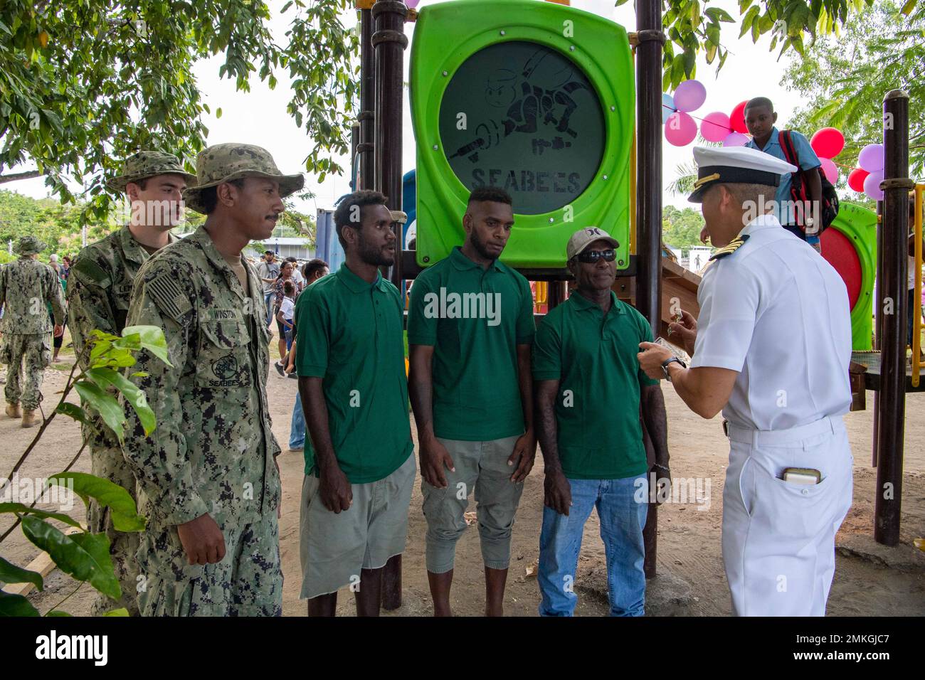 HONIARA, Îles Salomon (sept 9, 2022) – marins de la Marine américaine, enfants locaux et bénévoles locaux qui ont aidé le bataillon de construction amphibie un (ACB 1) à terminer la pose de rénovation du parc pour une photo au parc Rove pendant le Pacific Partnership 2022. En 17th ans, le Partenariat Pacifique est la plus importante mission multinationale annuelle d'aide humanitaire et de préparation aux secours en cas de catastrophe menée dans l'Indo-Pacifique. Le Partenariat du Pacifique est une mission unificatrice qui favorise des amitiés durables et une coopération entre de nombreuses nations. La mission de l’année aux Îles Salomon comprendra des participants fr Banque D'Images