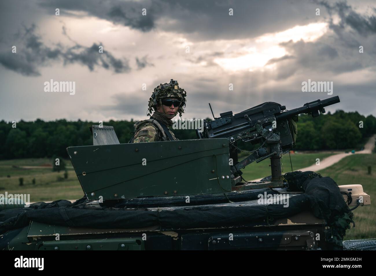 Un parachutiste de l'armée américaine affecté au 2nd Bataillon, 503rd Parachute Infantry Regiment assure la sécurité du périmètre avec un lanceur de grenade automatique 40mm monté sur un véhicule lors d'une opération aérienne sur la zone Bayonet Drop au joint multinational Readiness Centre à Hohenfels, en Allemagne, le 9 septembre Mk19 2022 dans le cadre de l'exercice Sabre Junction 22. Sabre Junction 22 est un exercice multinational de rotation conçu pour évaluer la préparation de la Brigade aéroportée 173rd de l'armée américaine à exécuter des opérations terrestres unifiées dans un environnement conjoint et combiné et à promouvoir l'interopérabilité avec plus de 4 500 ap Banque D'Images