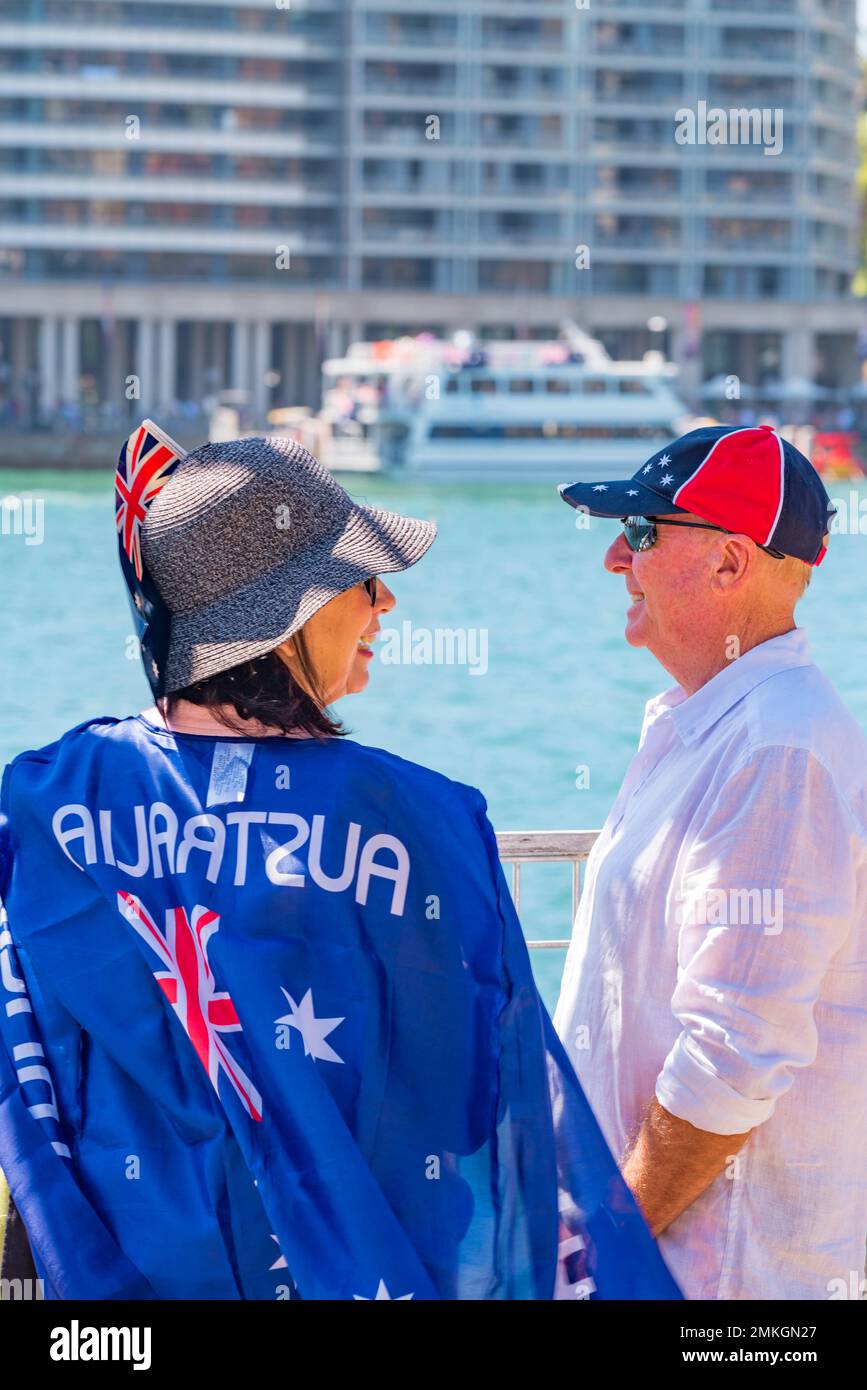 Les personnes portant le rouge blanc et le bleu du drapeau australien lors des célébrations à Circular Quay, à l'occasion de la 26 janvier 2023 de jour de l'Australie Banque D'Images