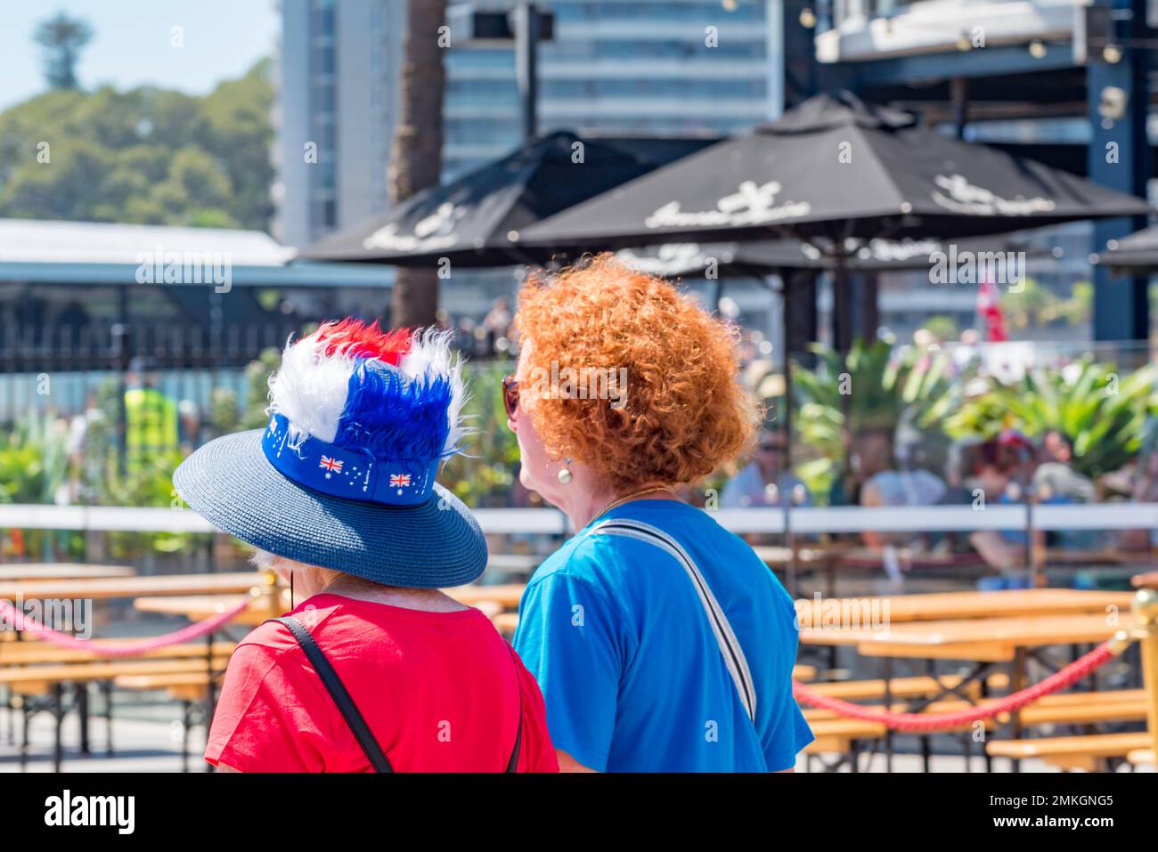 Les personnes portant le rouge blanc et le bleu du drapeau australien lors des célébrations à Circular Quay, à l'occasion de la 26 janvier 2023 de jour de l'Australie Banque D'Images