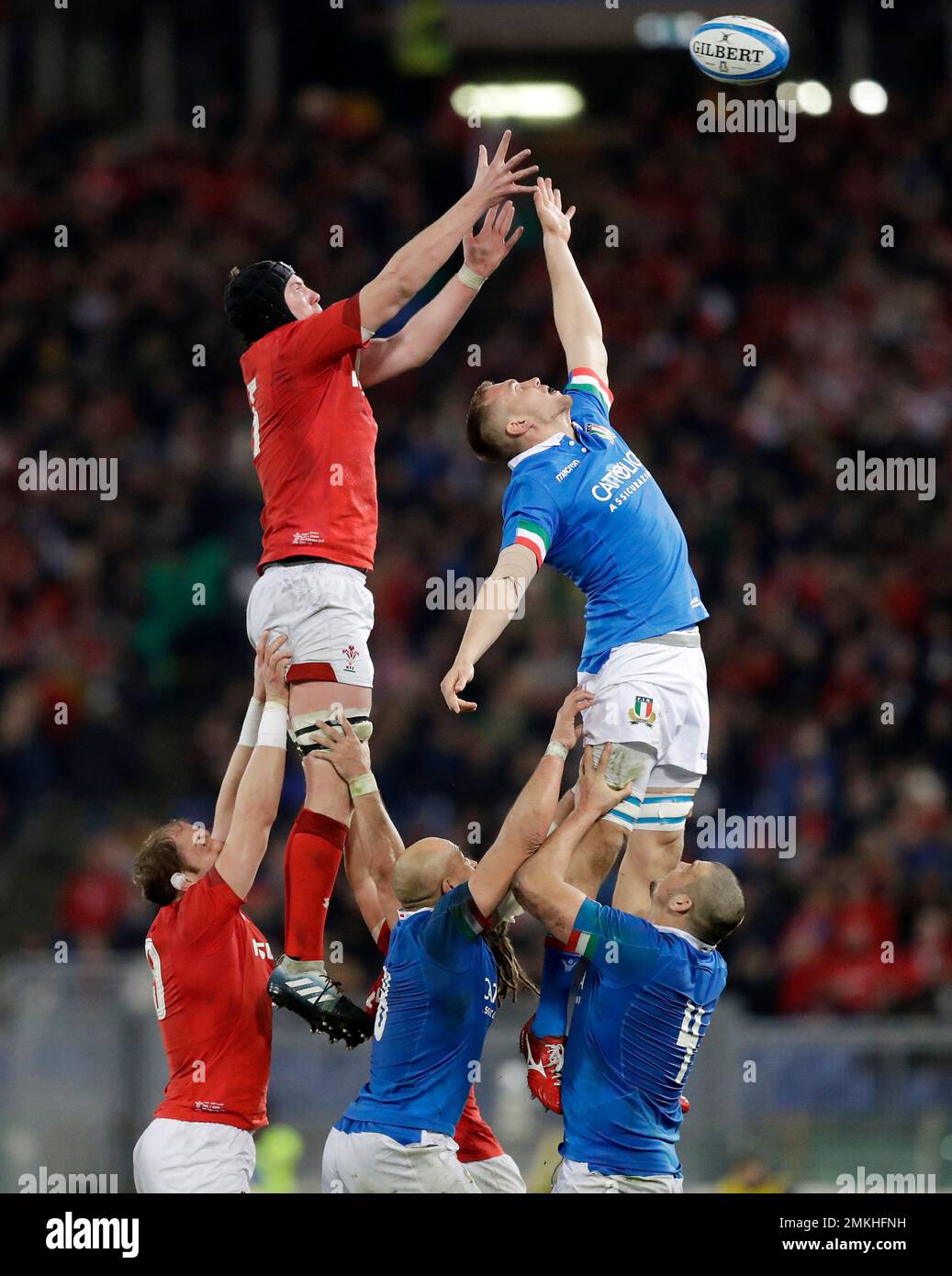 Wales' Adam Beard, left, challenges for the ball with Italy's Federico Ruzza during the Six Nations rugby union international between Italy and Wales, at Rome's Olympic Stadium, Saturday, Feb. 9, 2019. (AP Photo/Andrew Medichini) Banque D'Images