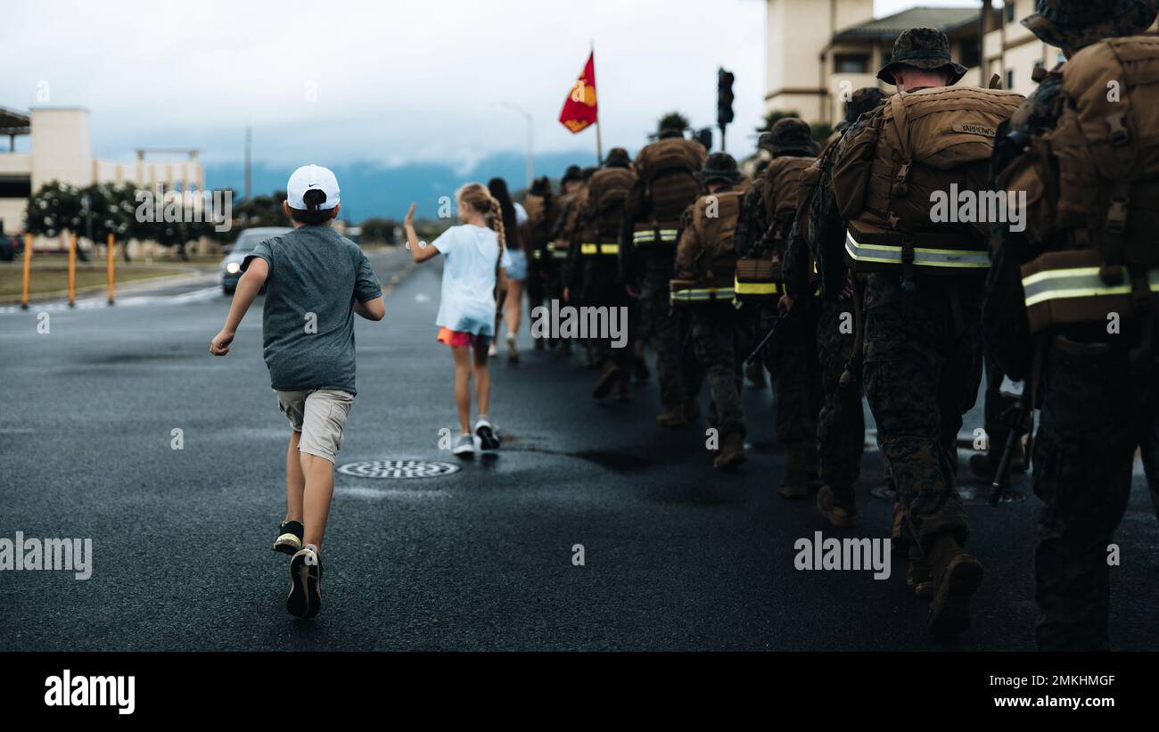 Les membres de la famille des Marines des États-Unis, qui ont 3D Marine littoral Regiment, 3D Marine Division, participent à la partie principale d'une randonnée commémorative de 9/11 sur la base des Marines d'Hawaï, le 9 septembre 2022. Marines avec 3D MLR a rendu hommage et souvenir aux victimes du 11 septembre 2001, en effectuant une randonnée de 11 km. Banque D'Images