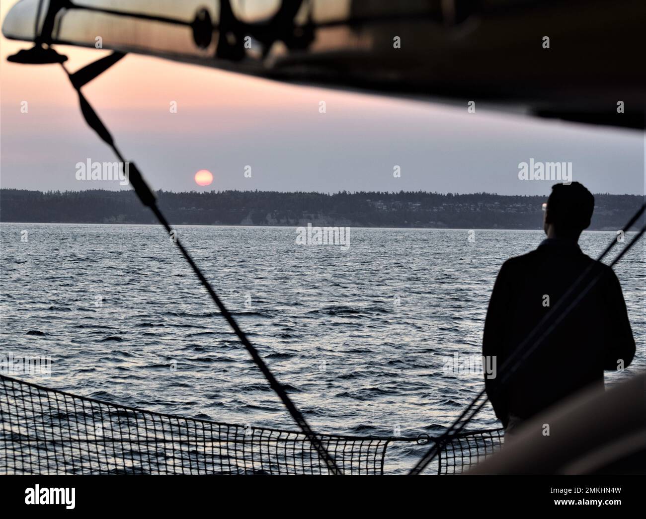 Une brume lointaine... ces couchers de soleil et levers spectaculaires des derniers jours dans le nord-ouest du Pacifique, provoqués par les feux de forêt environnants, ont poussé l'indice de qualité de l'air bien au-dessus de la normale dans une grande partie de la région de Puget Sound, qui abrite la troisième plus grande concentration de flotte du pays. Par conséquent, il existe une foule de risques potentiels associés à la santé qui reflètent les symptômes de la COVID-19, en particulier ceux qui sont sensibles aux affections respiratoires et cardiovasculaires. « La fumée de feu de forêt est un mélange de gaz et de particules fines et peut rendre malade n'importe qui. Les symptômes de la respiration dans la fumée peuvent dedans Banque D'Images