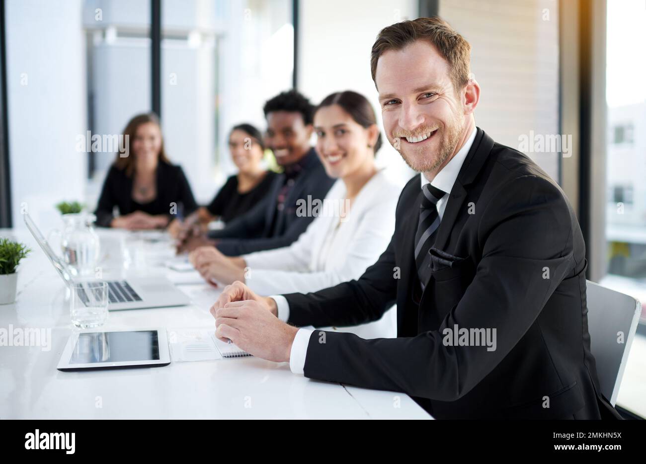 Associés réussis. Portrait d'un groupe de collègues d'affaires réunis dans la salle de conférence. Banque D'Images
