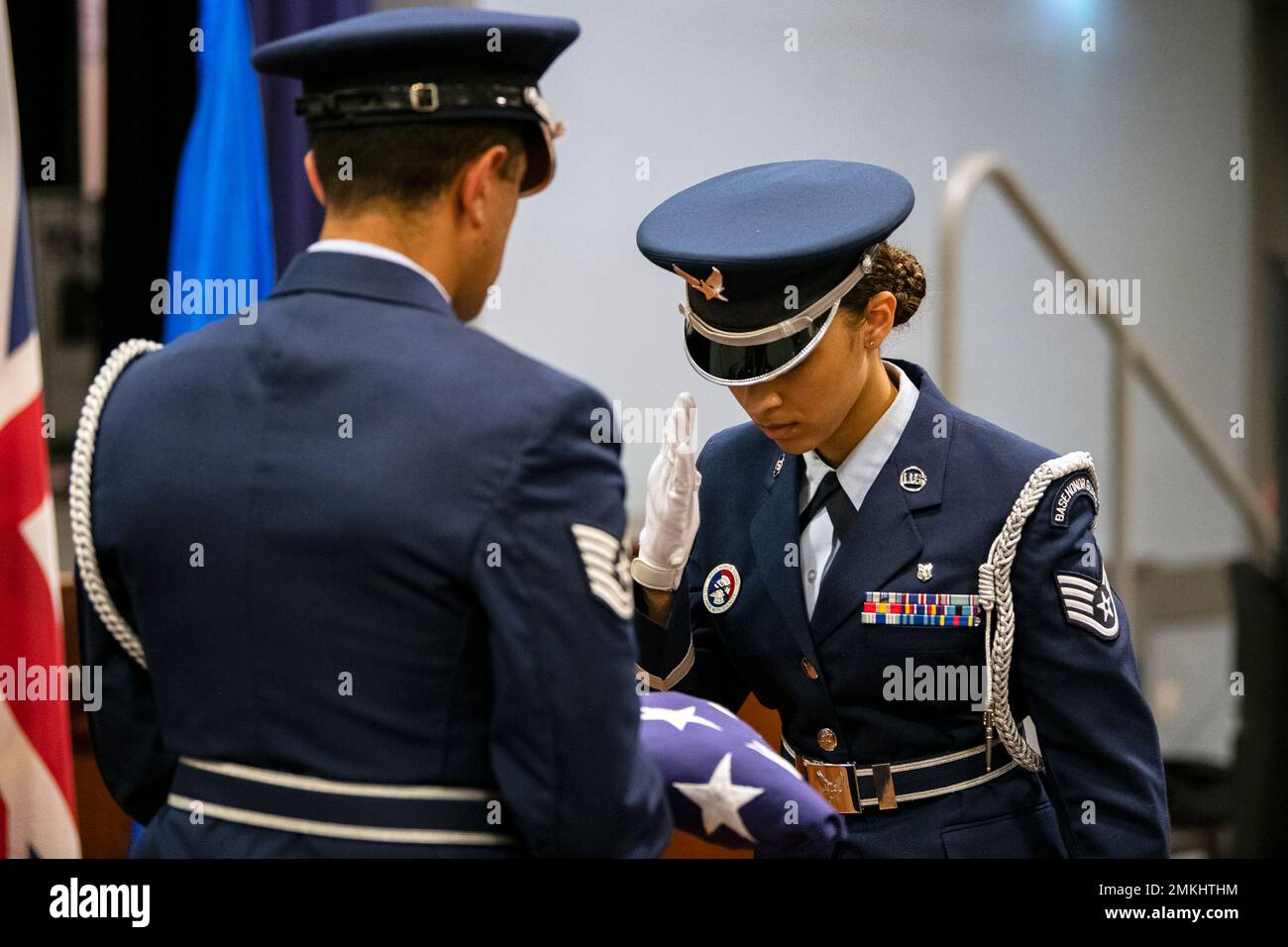 Un Airman du garde d'honneur du Groupe de base aérienne 422d salue un drapeau lors d'une cérémonie de retraite 9/11 à la RAF Broughton, Angleterre, le 9 septembre 2022. Des aviateurs et des invités ont participé à la cérémonie pour rendre hommage à ceux qui ont perdu la vie pendant les attaques terroristes du 11 septembre. Banque D'Images