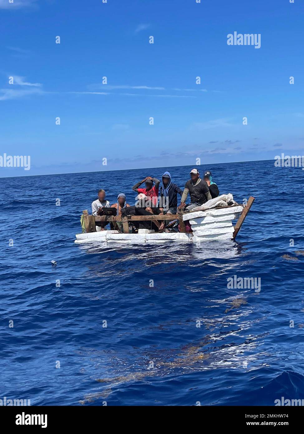 Un bon Samaritain avise les observateurs de Sector Key West d'un navire de fortune à environ 25 milles au sud d'Islamorada, Floride, le 10 septembre 2022. Le peuple a été rapatrié à Cuba le 13 septembre 2022. Banque D'Images