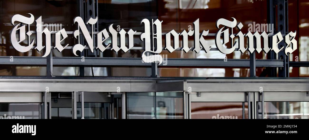 FILE- This May 2, 2017, file photo, shows the corporate signage on the headquarters building of The New York Times in New York. The New York Times Co. said it is adding large numbers of digital subscribers and growing its digital revenue. The newspaper turned a $55.2 million profit in the fourth quarter, compared with a loss the year before. (AP Photo/Bebeto Matthews, File) Banque D'Images