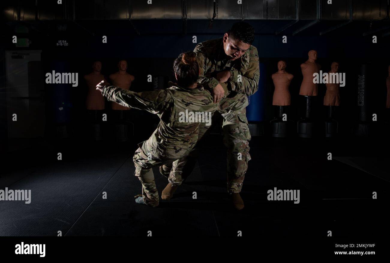SRA Josiah Morales, défenseur de l'escadron de réponse de contingence 921st, pratique un retrait de jambe sur Tech. Le sergent Angela Hunt, défenseur du CS ex 921st, pendant le cours de base de Combitions à la base aérienne de Travis, Californie, le 8 septembre 2022. Le Groupe de réponse aux urgences 821st a récemment accueilli la première équipe de formation mobile du Centre commun de formation Camp Guernesey pour perfectionner les compétences des défenseurs tout au long du cours d'une semaine. Banque D'Images