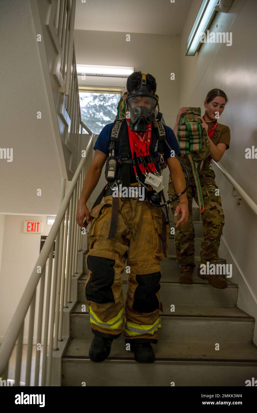 Les participants de l'équipe Misawa descendent un escalier lors de la course annuelle de la Tour 9/11 à la base aérienne de Misawa, au Japon, le 9 septembre 2022. Le vol des services d'incendie et d'urgence de l'escadron 35th du génie civil a accueilli la Tour Run en l'honneur des intervenants d'urgence qui ont perdu la vie le 11 septembre 2001. Banque D'Images