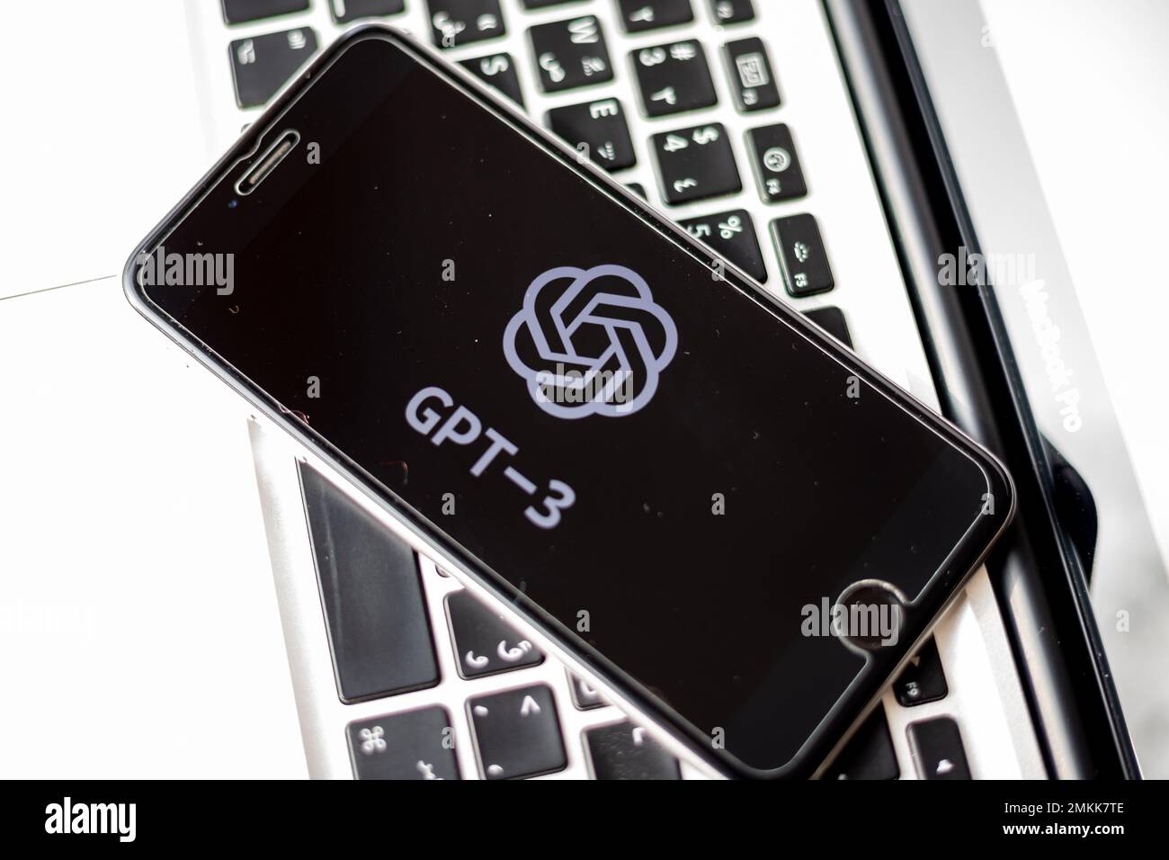 GPT-3 avec logo sur écran mobile avec fond noir. 23 janvier 2023, Swat, Pakistan Banque D'Images