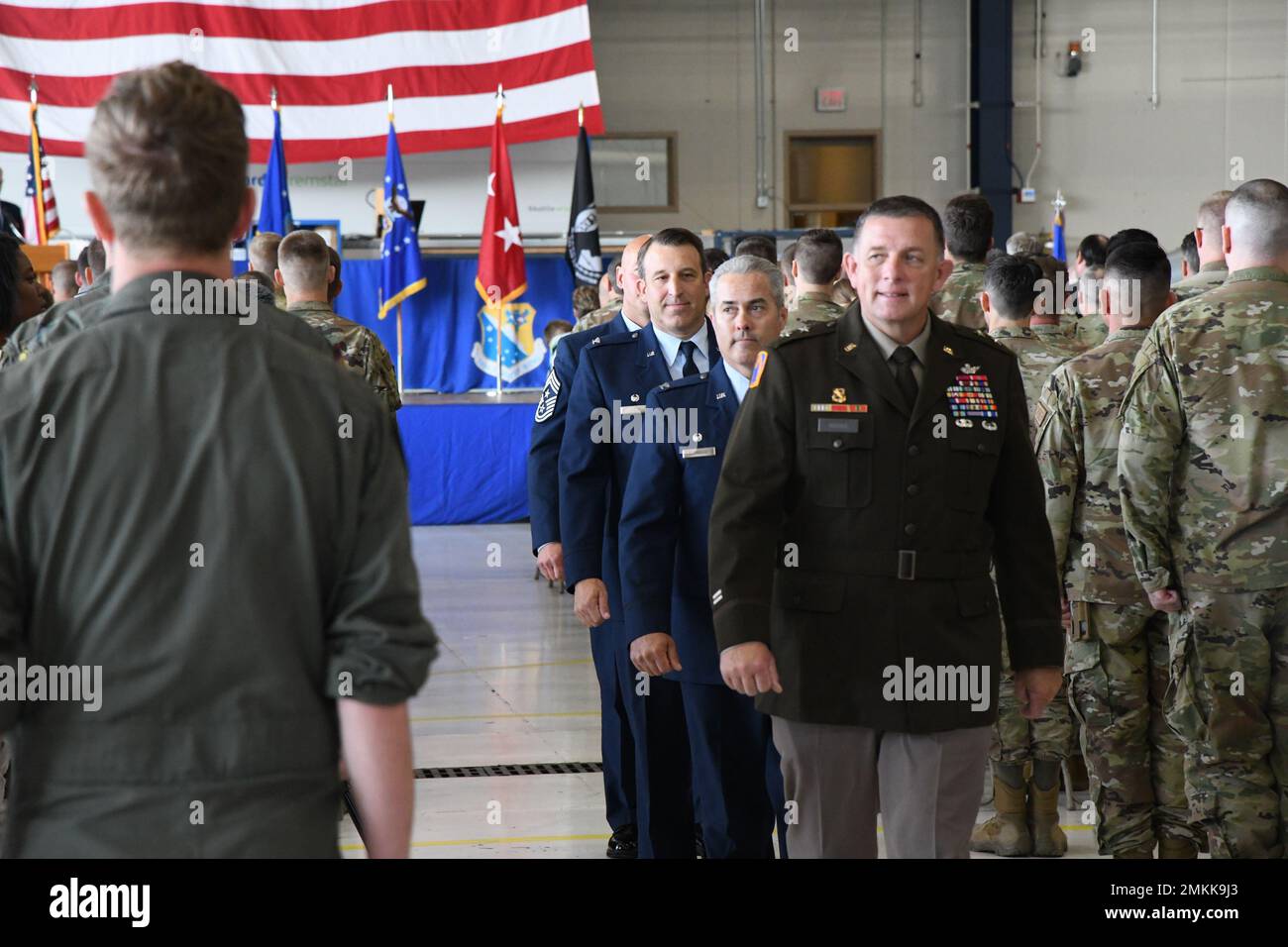 Le colonel Nate Aysta de la Garde nationale aérienne des États-Unis assume le commandement de l'aile Fighter 148th à partir du colonel Chris Blomquist de l'aile Fighter 148th, Duluth, Minnesota, le 10 septembre 2022. Le major général de la Garde nationale de l'armée américaine, Shawn Manke, adjudant général de la Garde nationale du Minnesota, a présidé la cérémonie du changement de commandement. Banque D'Images