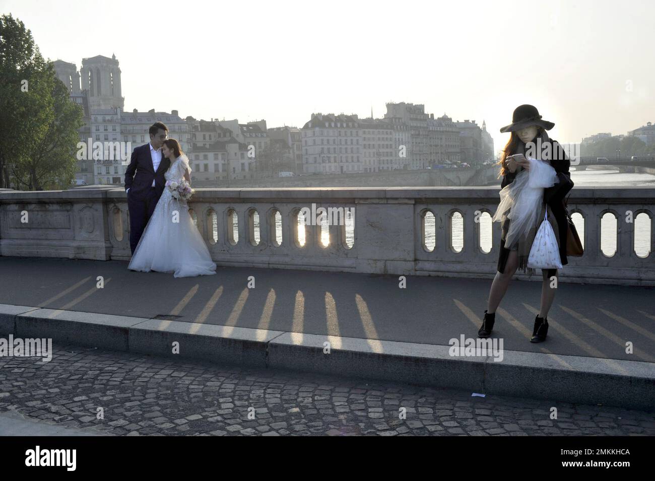 FRANCE. PARIS (75) TOURISTES CHINOIS SUR UN PONT ET LES BORDS DE SEINE. EN ARRIÈRE-PLAN, ILE DE LA CITÉ Banque D'Images